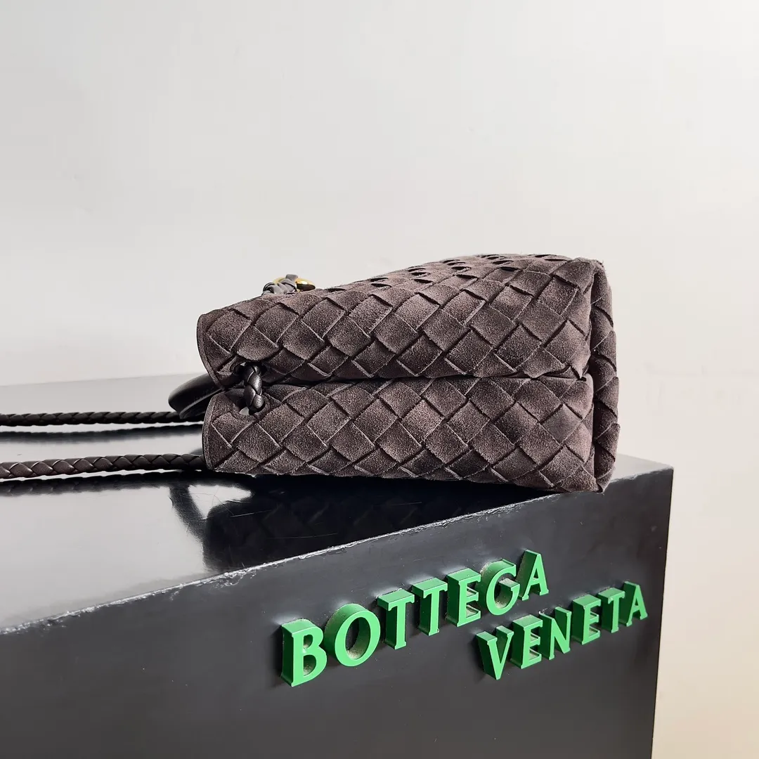 The 2023 new Andiamo batch of 1960 BV has been shipped‼ ️Really popular🔥The new Andiamo woven handbag launched by Bottega Veneta this season is really popular all over the world! ! Celebrities at home and abroad have worn it, and Oscar-winning actress Michelle Yeoh has taken it out on the street. Song Jia, Trai Yara, Yu Feihong, Sanji Ayaka, Rosie Hunting-Whiteley, Yoshioka Riho, etc. have all picked up this bag. It is classic and versatile, showing off its temperament, and the bag capacity is also large, which is very convenient for daily commuting! ! A variety of carrying methods, the shoulder straps can be adjusted by yourself, the original lambskin feels soft and delicate, and the neutral style is made to break gender boundaries and bring a more practical and longer-lasting use experience. Andiamo, which has both elegant and casual styles, perfectly interprets the true appearance of "fashionable old money style". Style number: 743568 (suede) Size: 25*22*10.5cm